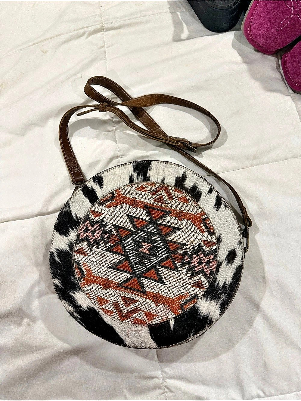 Geometric Round Crossbody Bag in Brown & White